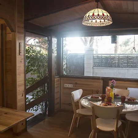 Wood House Close בית נופש *