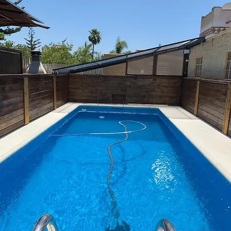 Wood House Close بيت للعطل *