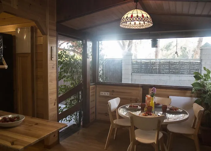 Wood House Close بيت للعطل *