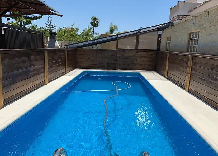 Wood House Close بيت للعطل *